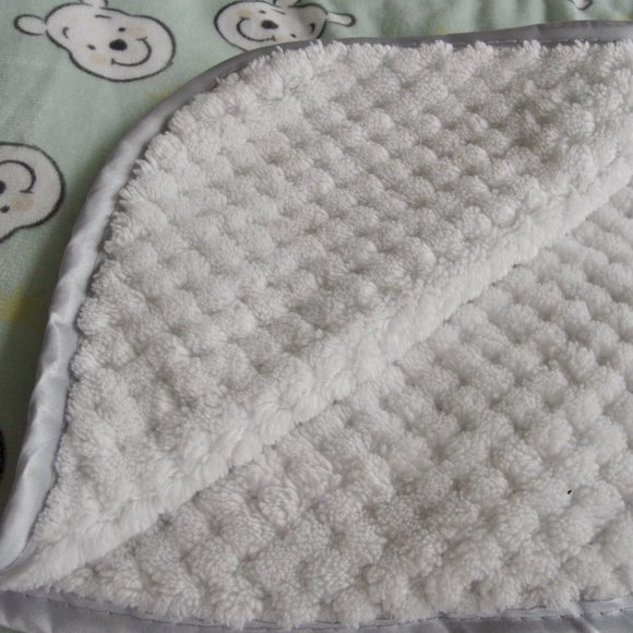 Disney Winnie the Pooh Green Baby Blanket Smiling Bear Soft Cuddly Plush Fleece - Picture 4 of 6